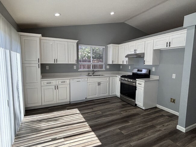 Building Photo - Cute, Well Maintained 3 Bedroom Home