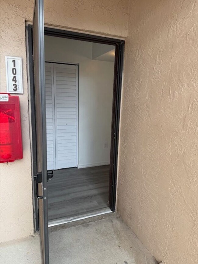 Building Photo - Large One bedroom Condo