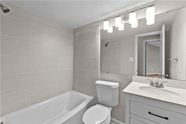 Building Photo - Updated Townhome in Virginia Beach