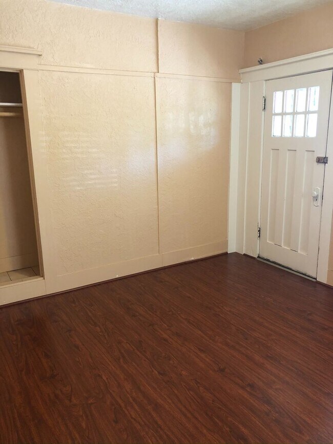 Building Photo - Quaint 2 bedroom duplex near downtown, utilities included!