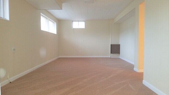 Building Photo - Split foyer SFH in established neighborhoo...
