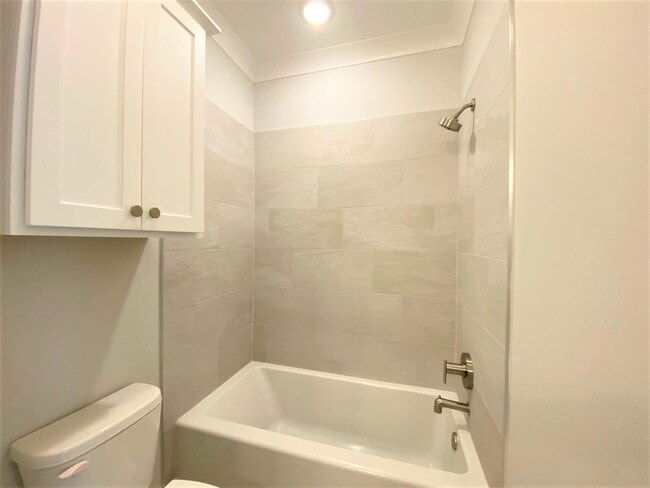 Building Photo - 2 Bedroom Off Jefferson Near Highland