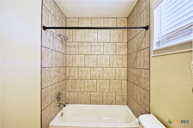 Building Photo - 525 Buttercup Ln