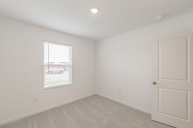 Building Photo - 3 bedroom 2 bath-brand new construction in...