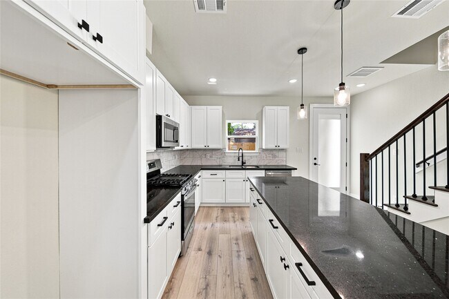 Building Photo - 5610 Kittridge St