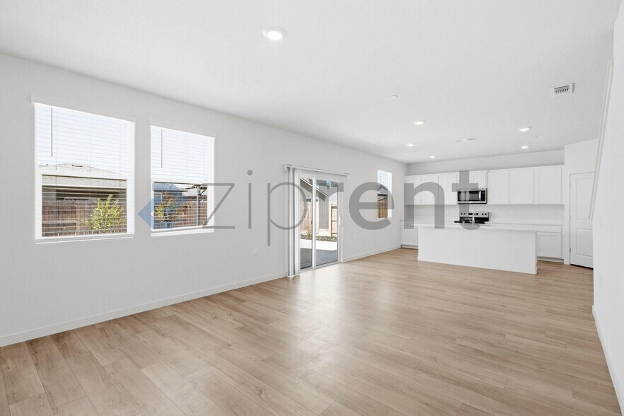 Building Photo - Unit