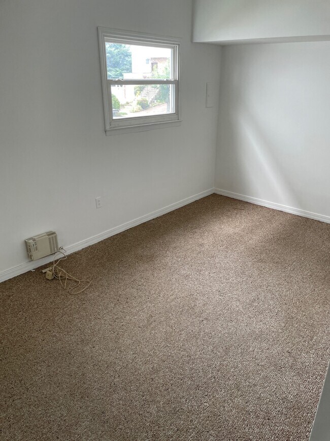 Building Photo - 346 Klondike Ave