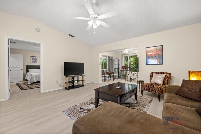 Building Photo - Charming 2BR/2BA Sarasota Retreat Near UTC - Annual Lease