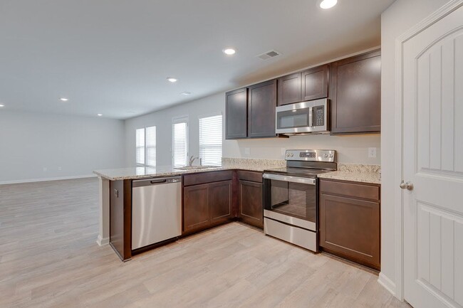 Building Photo - Spacious 5-Bedroom, 3-Bath Home in Prime F...
