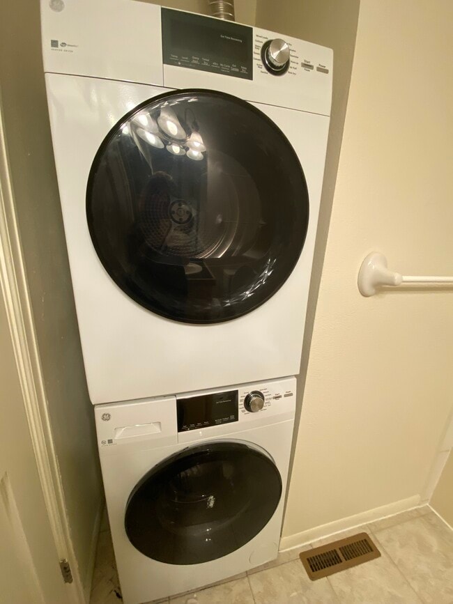 Building Photo - 2119 Spruce St