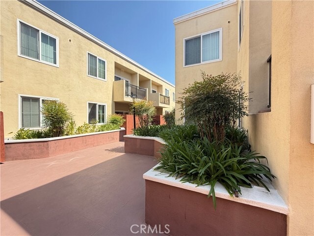 Building Photo - 300 E Providencia Ave