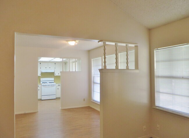 Building Photo - 3 Bedroom 2 Bathroom Georgetown Home