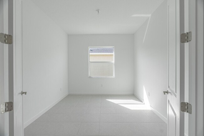 Building Photo - 13885 SE Riversway St