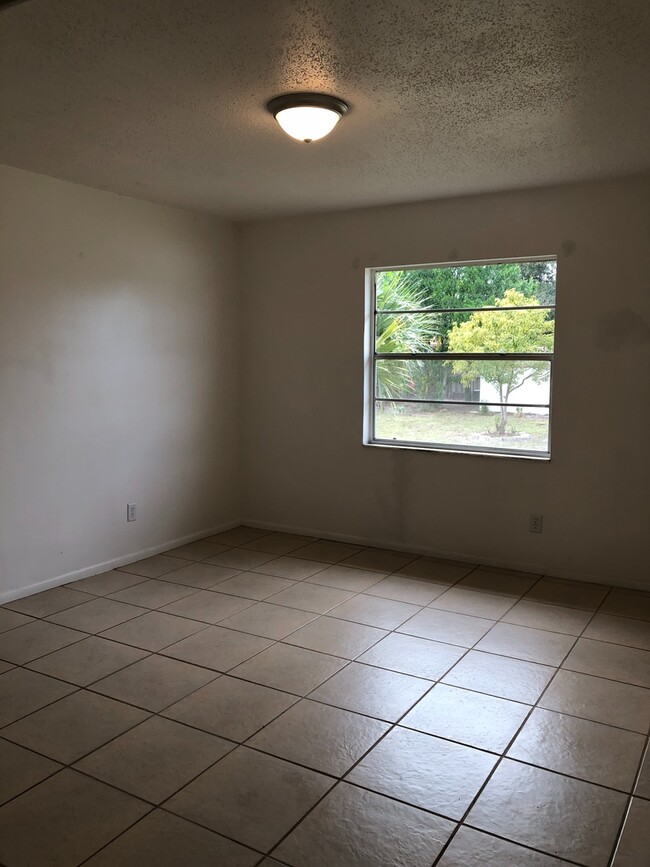 Building Photo - Large Fenced Yard | Central Air | Garage |...