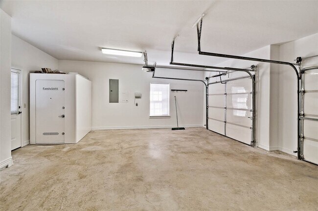 Building Photo - 717 NE Essex Ct