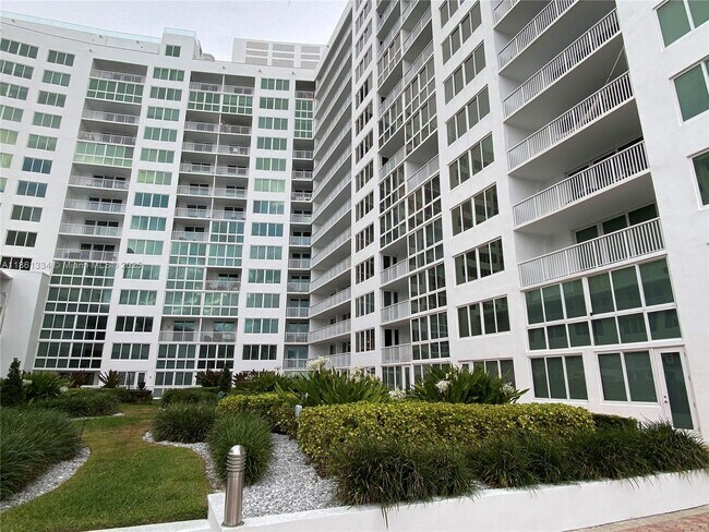Building Photo - 5401 Collins Ave