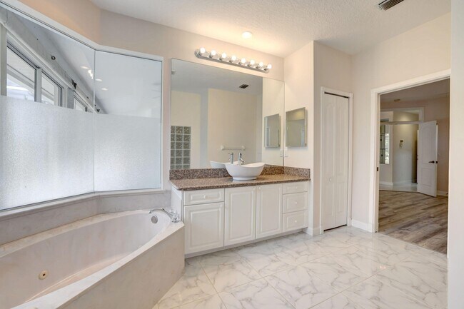 Building Photo - 8028 Plantation Lakes Dr