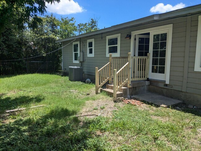 Building Photo - 2517 Goliad St