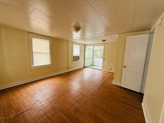 Building Photo - 320 21st Ave S