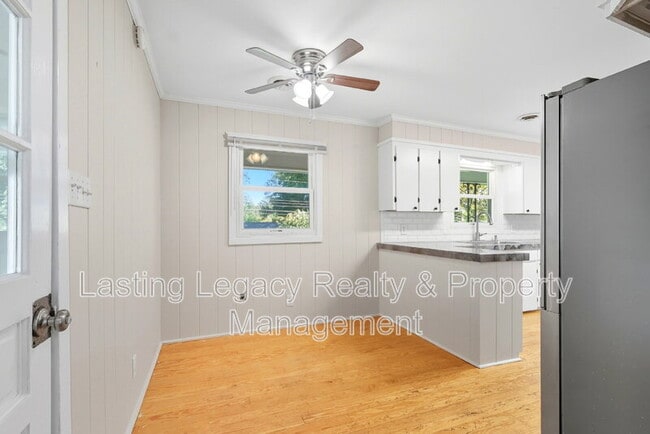Building Photo - 4850 Ellen Ave