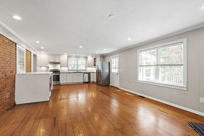 Building Photo - Charming Updated Bungalow in Raleigh’s Mordecai District!