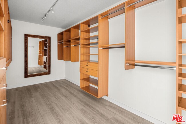 Building Photo - 1470 Palisades Dr
