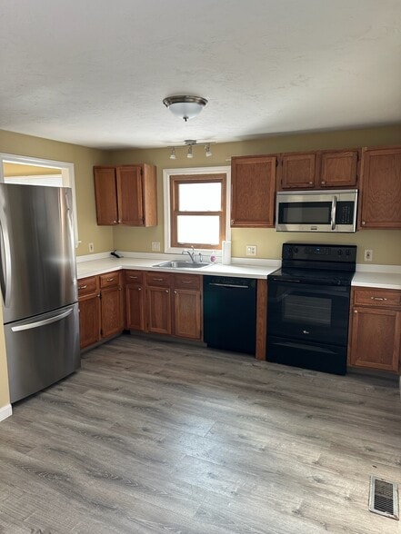 Building Photo - 16 Ledgecrest Dr