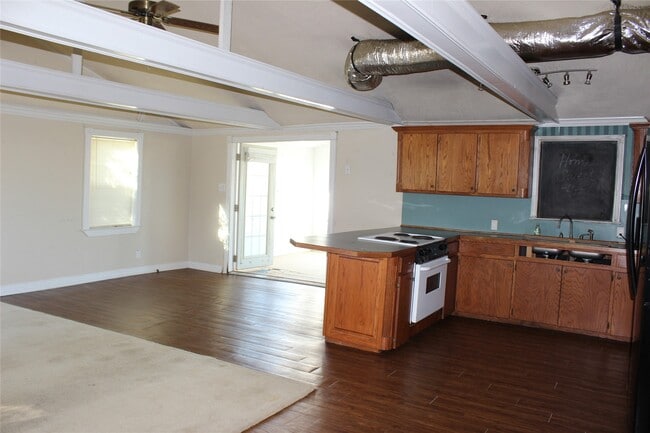 Building Photo - 440 Creek Dr
