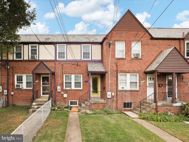 Building Photo - 808 S Oak St