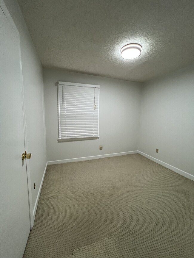 Building Photo - 4515 Strangford Ave