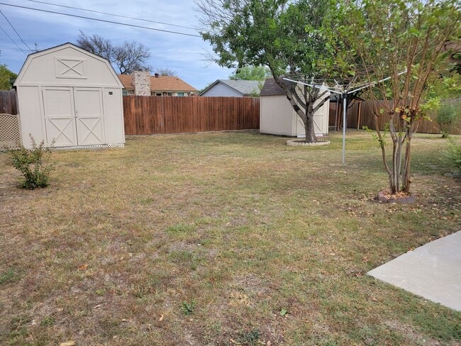 Building Photo - 3bd/2ba house close to major shopping, restaurants, and Ft. Hood!