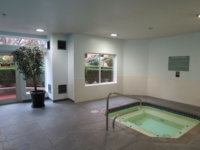 Building Photo - Incredible 1bed/1bath Condo Ideally Located in Belltown!