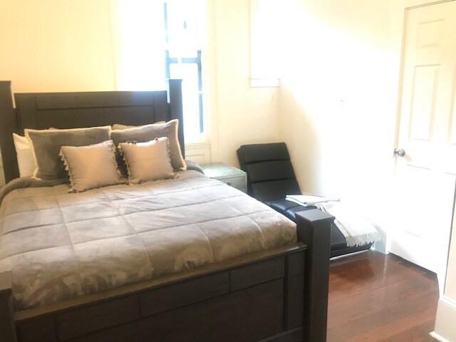 Building Photo - 5221 Magazine St