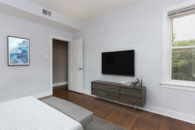 Building Photo - 2647 W Potomac Ave