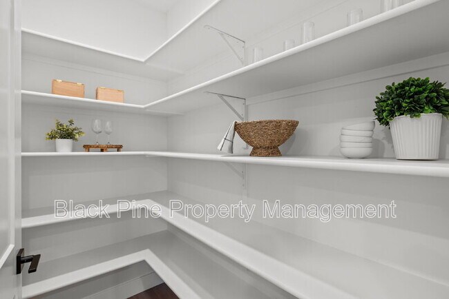 Building Photo - 4654 N Maple Grove Rd
