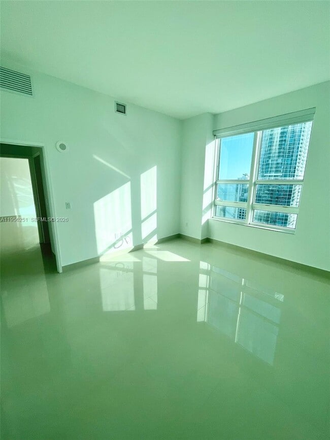 Building Photo - 950 Brickell Bay Dr