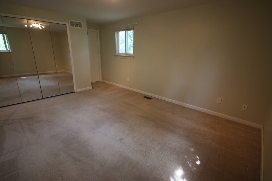 Building Photo - 2717 Foster Ave