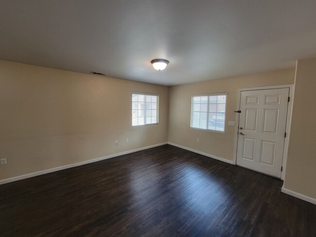 Building Photo - 2313 W Lark Ave