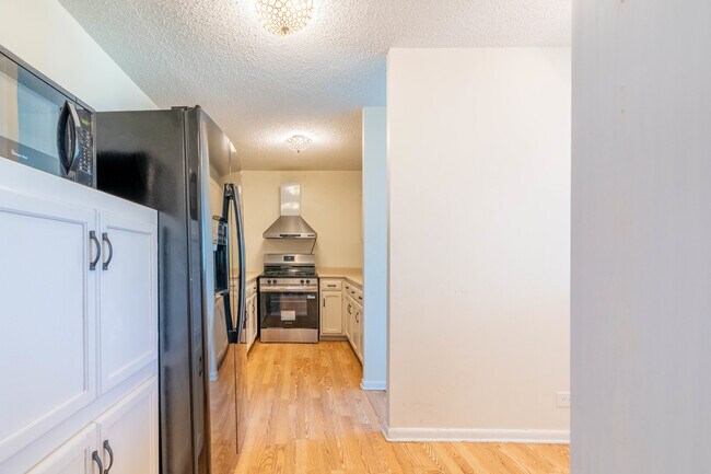 Building Photo - 2211 S Highland Ave