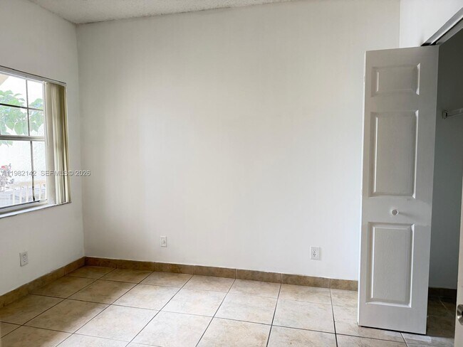 Building Photo - 680 Cypress Club Way