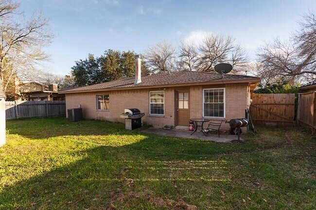 Building Photo - 5910 Country Pl