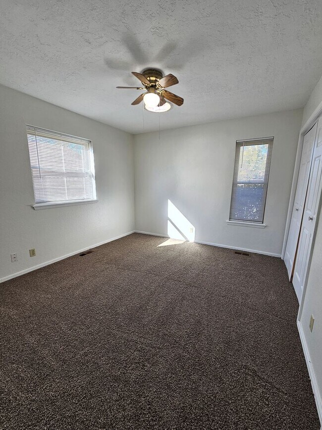 Building Photo - (3) Bed/(2) Bath Avail NOW! Oakhurst Addition!