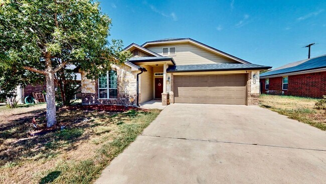 Building Photo - LIMITED-TIME MOVE-IN SPECIAL: Two Weeks Free Rent! Spacious 3 Bedroom, 2 Full Bath, with Attached...