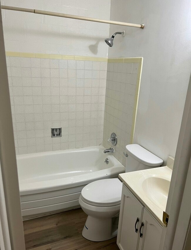 Building Photo - 2122 Orchard Dr