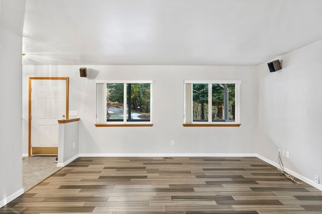 Building Photo - Immaculately maintained rambler in Sammamish with huge yard!!