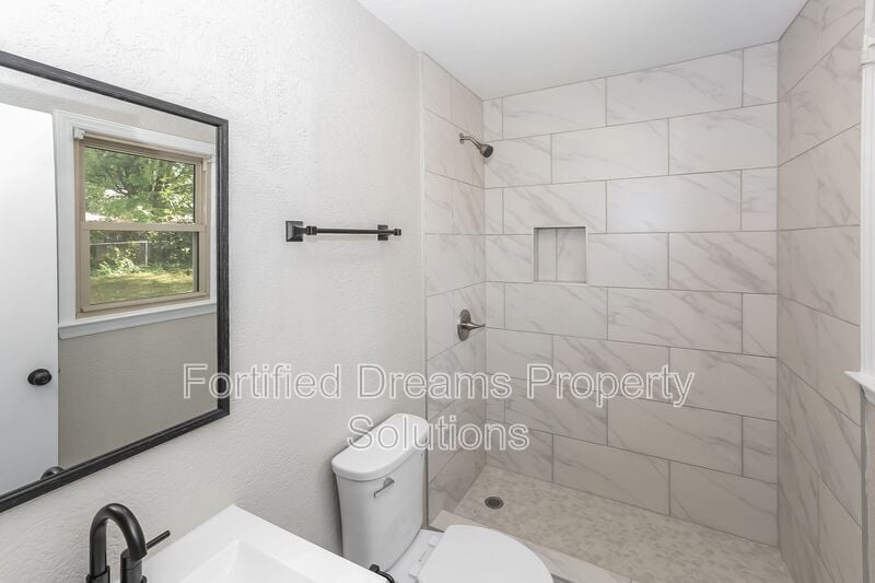 Building Photo - 1141 Carolina Cir