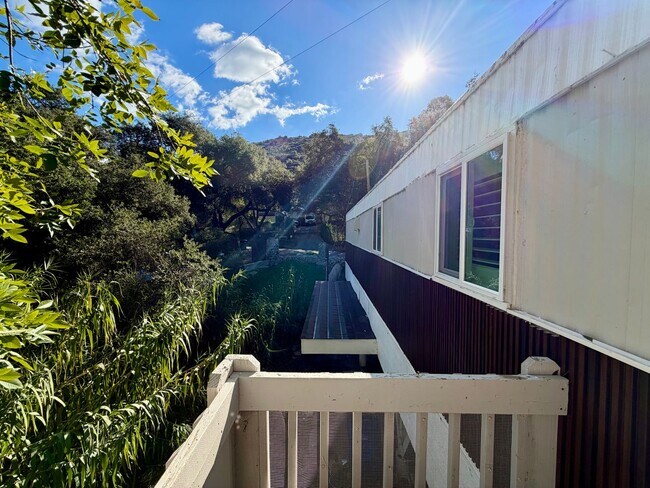 Building Photo - Charming 2 bed 2 bath home in Simi Valley!