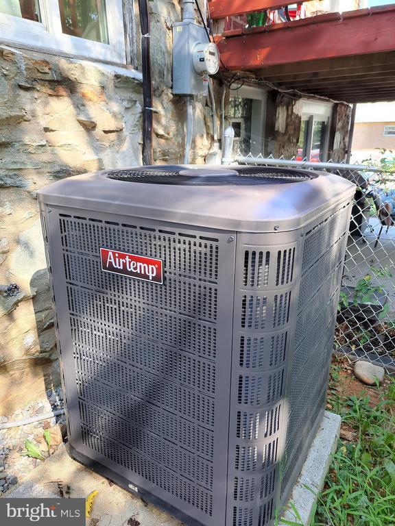 Building Photo - 3712 Clarendon Ave