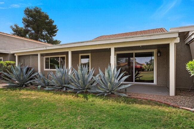 Building Photo - This beautifully appointed 3-bedroom, 2-bathroom condo seasonal rental Located in Leisure World A...