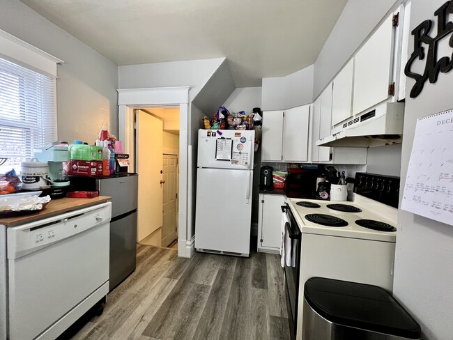 Kitchen - 609 W 10th St